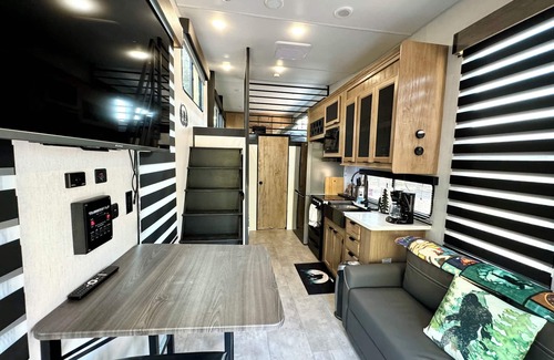 Central House | Cozy tiny home in peaceful Central with hot tub, firepit and star deck