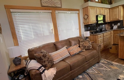 Mineola House | Cozy tiny home in the pines - 20 minutes from Canton and Lake Fork!