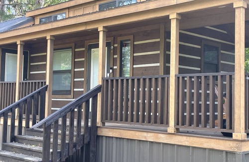 Mineola House | Cozy tiny home in the pines - 20 minutes from Canton and Lake Fork!