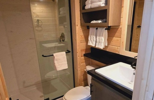 Page Cabin | Cozy Tiny Home King Room #25A