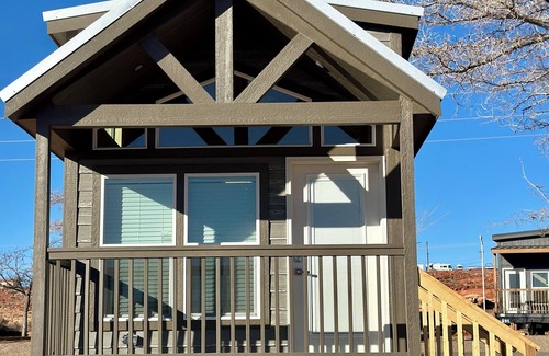 Page Cabin | Cozy Tiny Home King Room #25C