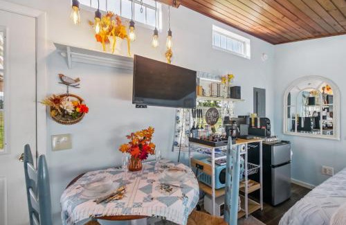 Mount Jackson House | Cozy Tiny Home Retreat on Shenandoah Valley Farm cabin