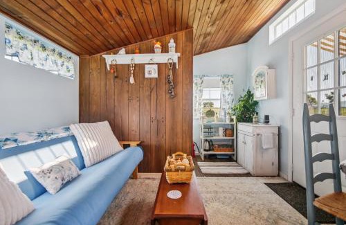 Mount Jackson House | Cozy Tiny Home Retreat on Shenandoah Valley Farm cabin
