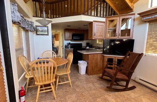 Almont Cabin | Cozy "Tiny Home" style Cabin Perfect for Couples and Families