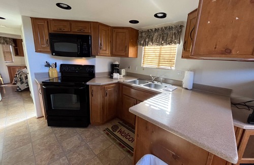 Almont Cabin | Cozy "Tiny Home" style Cabin Perfect for Couples and Families