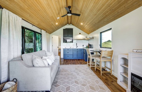 Kinzers Cottage | Cozy tiny home with 1 bedroom and WiFi, serene & peaceful glamping