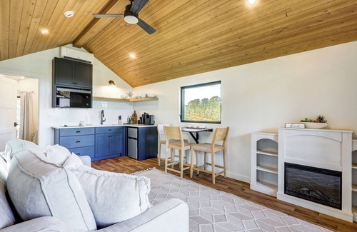 Kinzers Cottage | Cozy tiny home with 1 bedroom and WiFi, serene & peaceful glamping