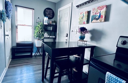 Heart of Chicago House | Cozy Tiny House - 1BR1BT - 15 Mins from Chicago Downtown