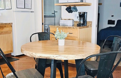 Jarvisburg Cottage | Cozy Tiny House -close walk to quaint neighborhood beach!