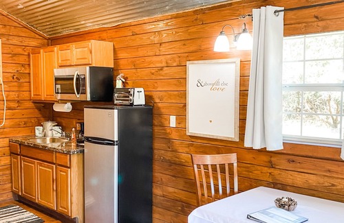 Crawford Cabin | Cozy Tiny House Retreat Less Than 20 minutes from Waco Attractions!