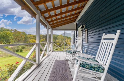Lexington Cottage | Cozy Tiny House with Mountain Views, Firepit, Deck & Clawfoot Tub
