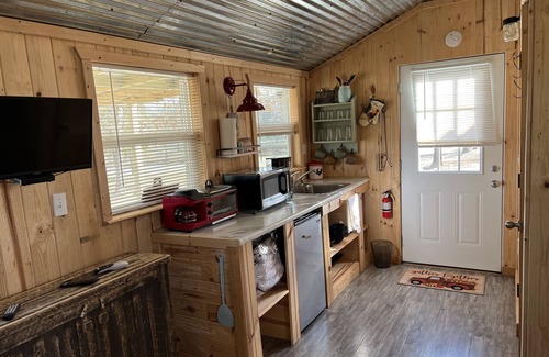 Centerville Cabin | Cozy Tiny House: Your perfect ranch getaway!
