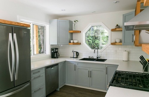 Tofino House | Cozy Tofino Guest House, Walking Distance to the Beach
