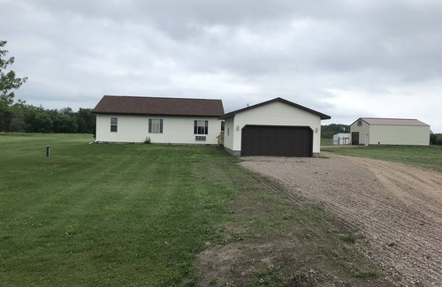 Sault Ste. Marie House | Cozy Toots’s Country Home 3 bedroom 2 bath home centrally located!