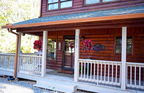 Talking Rock Cabin | Cozy Top of Mountain Cabin overlooking Meichtry Vineyards; 1.5hrs from Atlanta