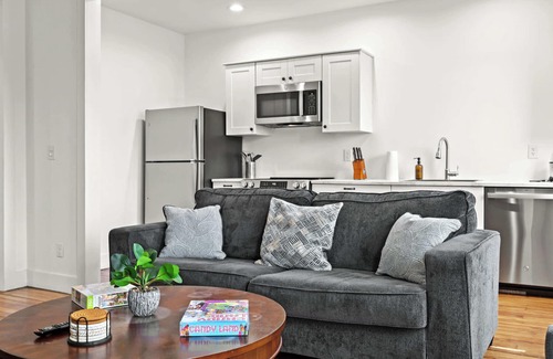 Shelby Park Apartment | Cozy Top Unit | Perfect for Work & Small Groups!