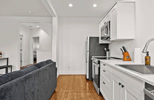 Shelby Park Apartment | Cozy Top Unit | Perfect for Work & Small Groups!