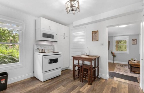 Paris House | Cozy Town Retreat LowerUnit with Deck Area and BBQ