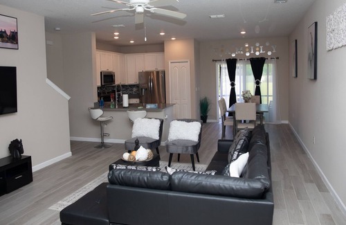 Northside Other | Cozy Townhome 5 mns to the airport. 3 bedrooms, 2 1/2 bathrooms for family of 6.