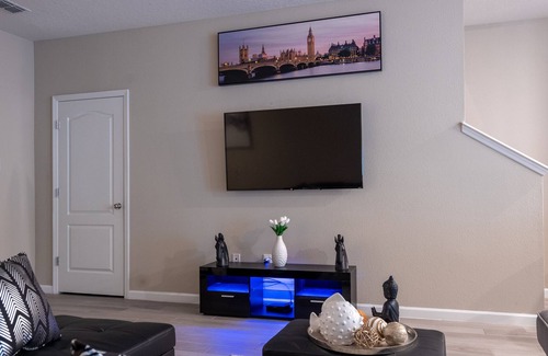 Northside Other | Cozy Townhome 5 mns to the airport. 3 bedrooms, 2 1/2 bathrooms for family of 6.