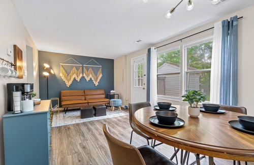 Sterling House | Cozy Townhome - 7 min from Dulles Aiport/35 min to DC!