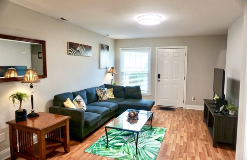 Villa Heights House | Cozy Townhome by Plaza Midwood/Noda/Lightrail, 10 min drive uptown