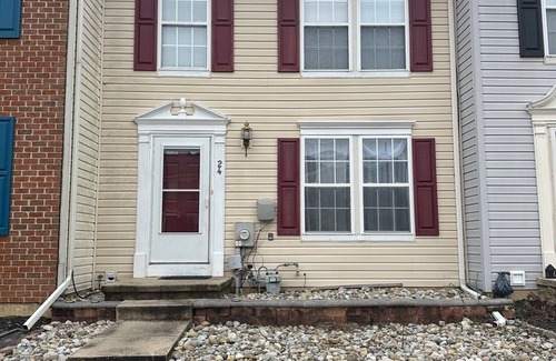 Bear House | Cozy Townhome in Bear, DE. Close to UD, Christiana Mall & Christiana hospital!