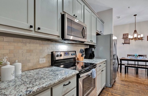 Denton House | Cozy Townhome just minutes away from UNT, TWU & Downtown Denton. Pet Friendly!