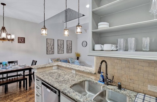 Denton House | Cozy Townhome just minutes away from UNT, TWU & Downtown Denton. Pet Friendly!