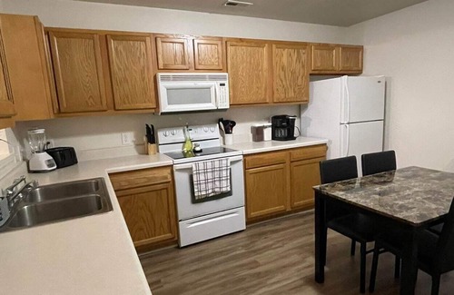 Westgate House | COZY TOWNHOME MINUTES TO DINING & SHOPPING