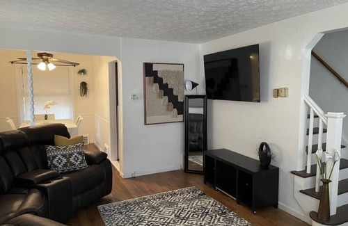 Euclid House | Cozy Townhome minutes from Downtown!