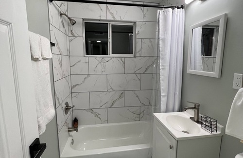 Laurel House | Cozy Townhome Near Restaurants, Movies, and Entertainment