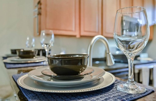 Central Arlington Condo | Cozy Townhome walk to UTA, Downtown, mins to AT&T