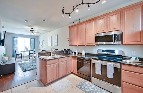 Central Arlington Condo | Cozy Townhome walk to UTA, Downtown, mins to AT&T