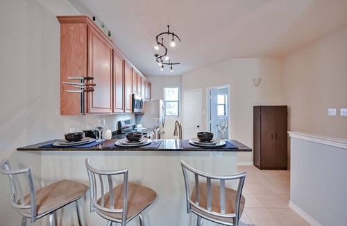 Central Arlington Condo | Cozy Townhome walk to UTA, Downtown, mins to AT&T