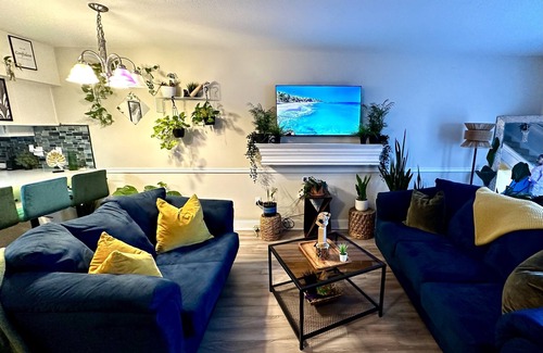 Mary Esther House | Cozy Townhouse! 10 mins to the beach/walking distance from shops & restaurants