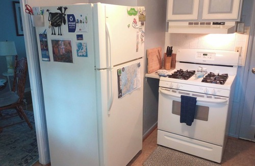 Newport East House | Cozy townhouse a mile to beaches and downtown Newport