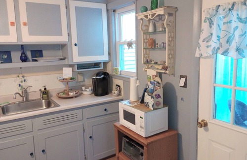 Newport East House | Cozy townhouse a mile to beaches and downtown Newport