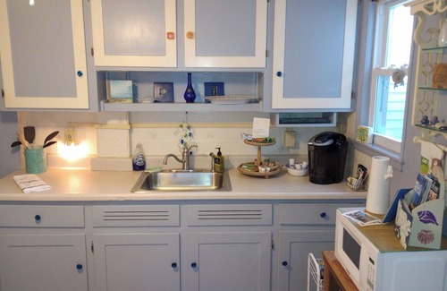 Newport East House | Cozy townhouse a mile to beaches and downtown Newport