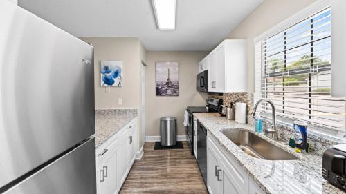 University Apartment | Cozy Townhouse - Gym Pool Golf Fast WiFi 2B2B