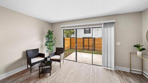 University Apartment | Cozy Townhouse - Gym Pool Golf Fast WiFi 2B2B