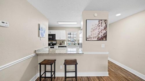University Apartment | Cozy Townhouse - Gym Pool Golf Fast WiFi 2B2B