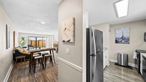 University Apartment | Cozy Townhouse - Gym Pool Golf Fast WiFi 2B2B