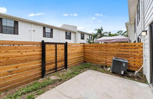 University Apartment | Cozy Townhouse - Gym Pool Golf Fast WiFi 2B2B