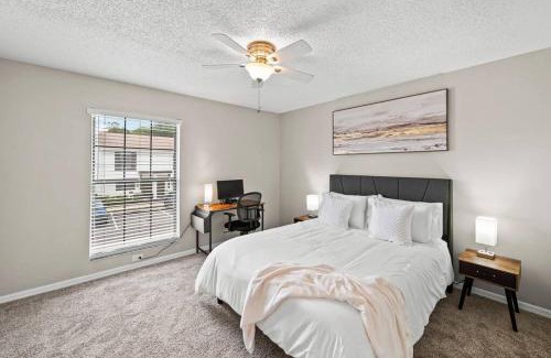 University Apartment | Cozy Townhouse - Gym Pool Golf Fast WiFi 2B2B