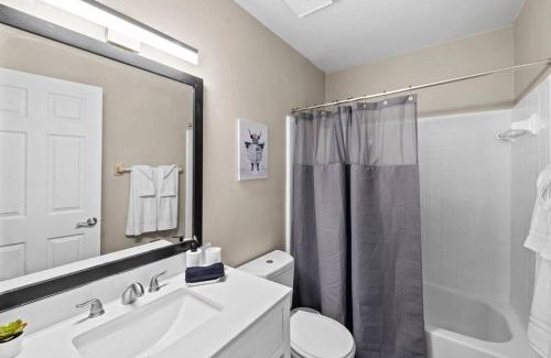 University Apartment | Cozy Townhouse - Gym Pool Golf Fast WiFi 2B2B