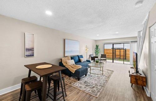 University Apartment | Cozy Townhouse - Gym Pool Golf Fast WiFi 2B2B