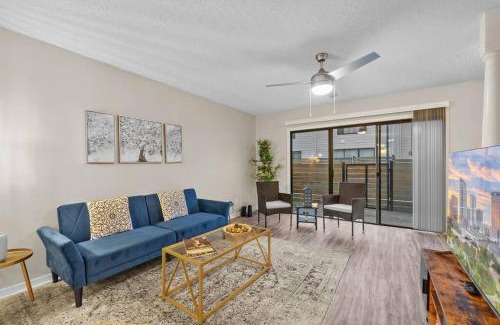 University Apartment | Cozy Townhouse - Gym Pool Golf Fast WiFi 2B2B