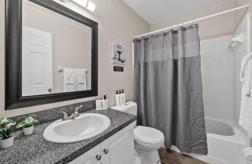University Apartment | Cozy Townhouse - Gym Pool Golf Fast WiFi 2B2B