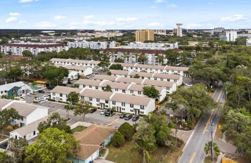 University Apartment | Cozy Townhouse - Gym Pool Golf Fast WiFi 2B2B
